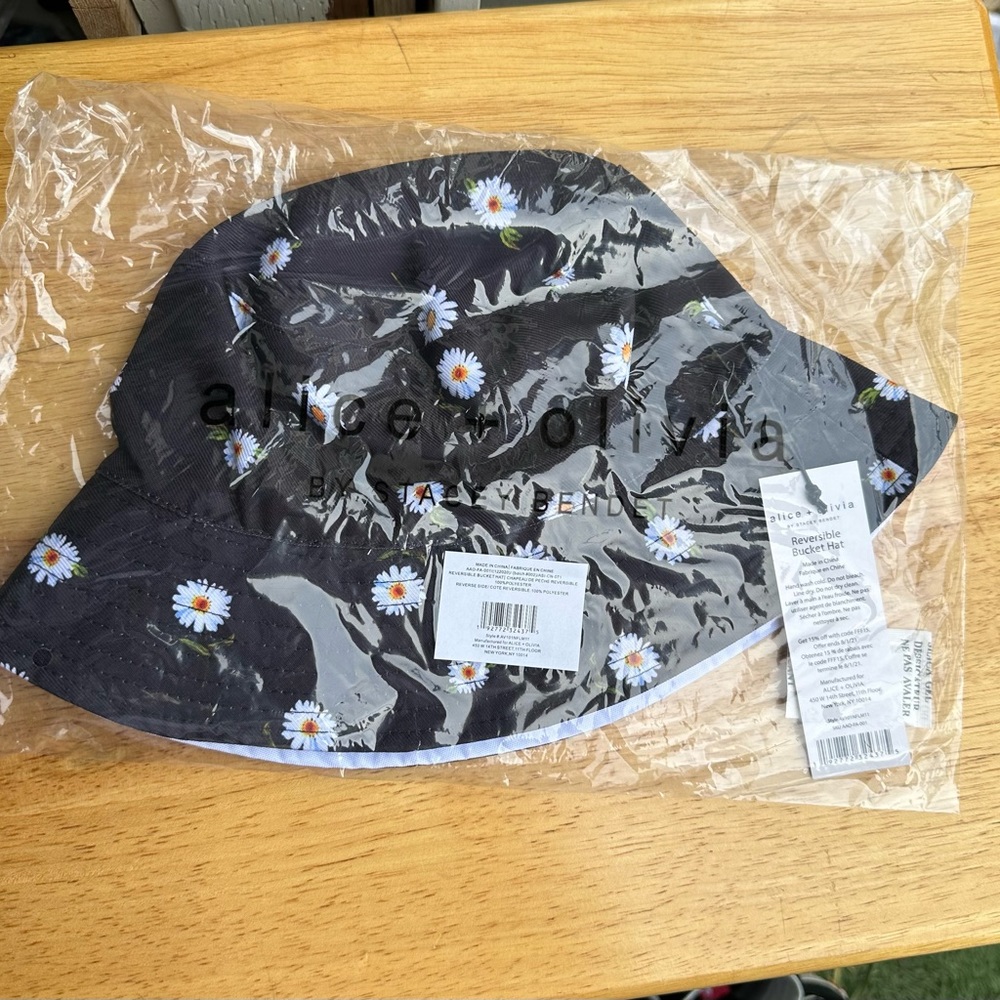Alice+ Olivia Reversible Bucket hat - Picture 6 of 6